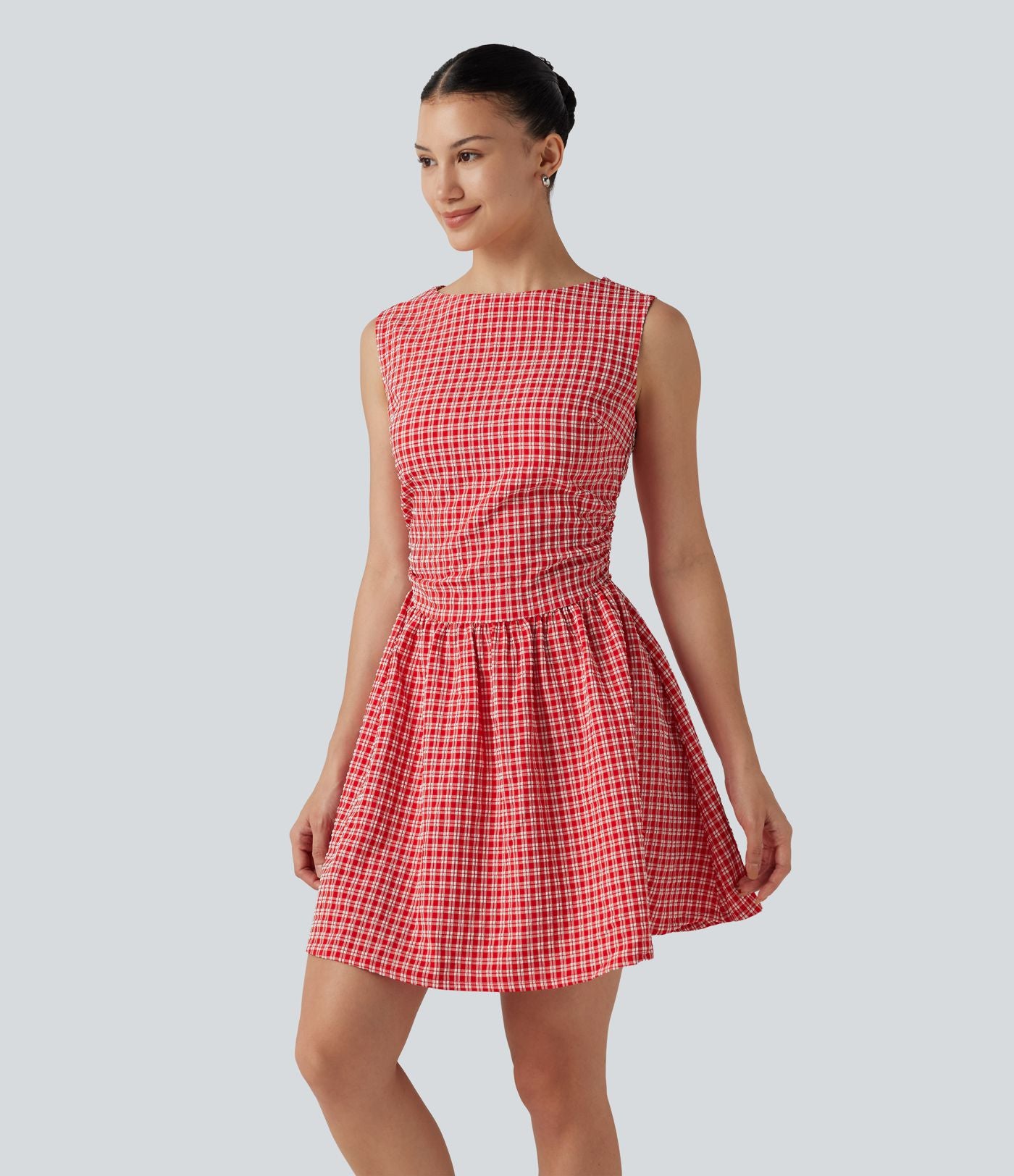 Robe mini trapèze vichy sans manches à col bateau, détails froncés, fermeture invisible et poches