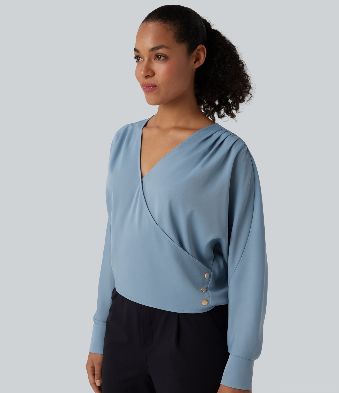 Blouse esprit bureau défroissage facile, col V, manches longues et boutons décoratifs