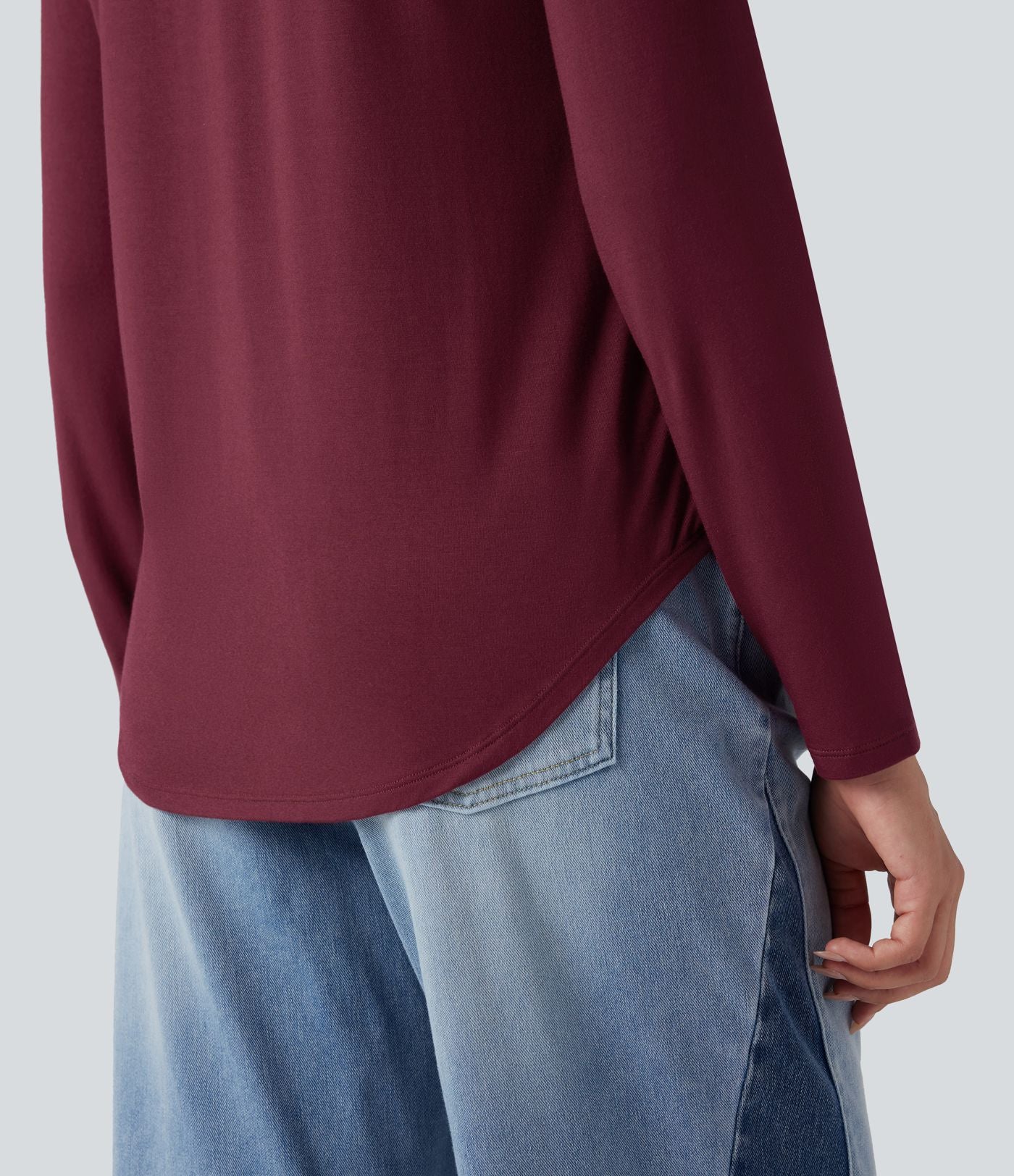 T-shirt col V manches longues ourlet arrondi coupe décontractée avec poche