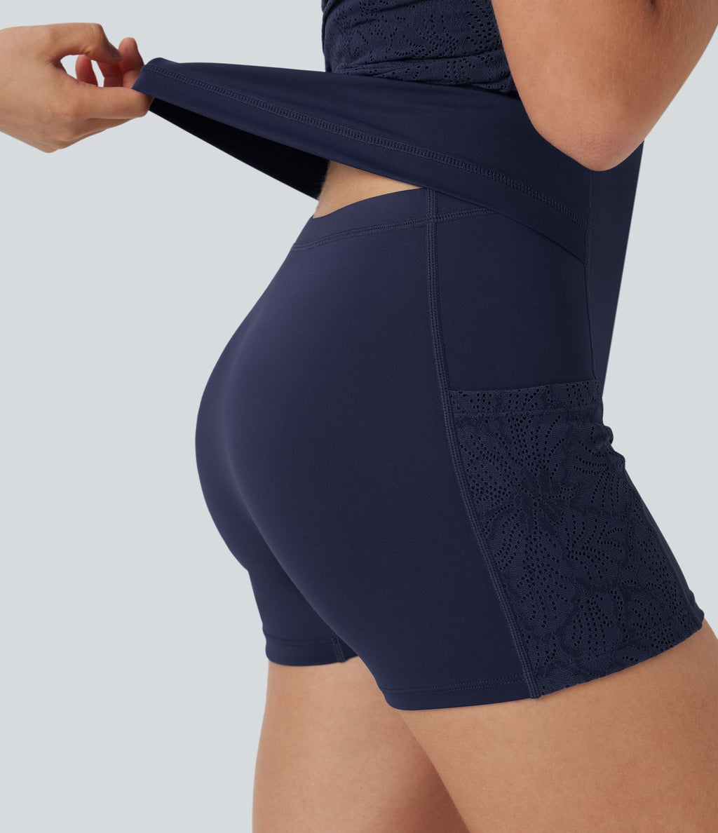 Robe-short 2-en-1 mini de danse active avec dos nu, détail torsadé, dentelle et poches-Easy Peasy