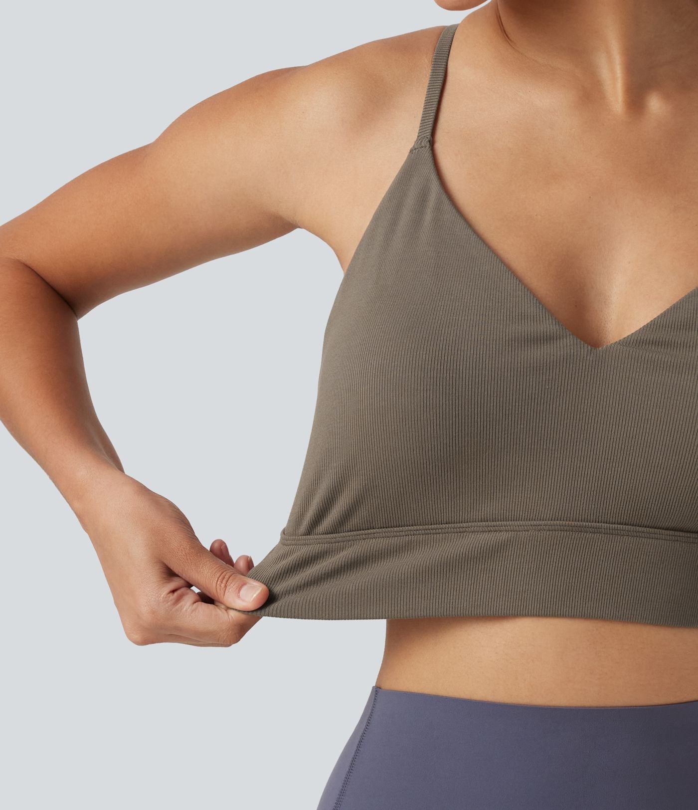 Brassière de yoga côtelée maintien léger à col V avec bretelles croisées et coussinets amovibles