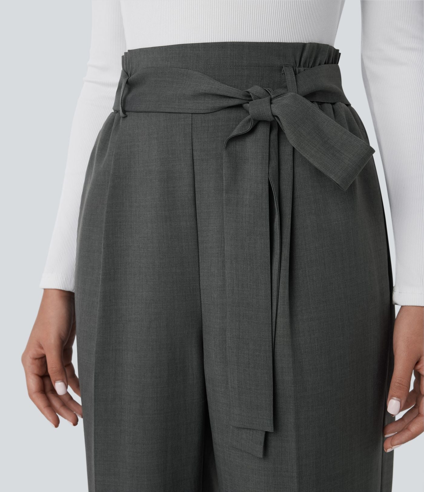 Pantalon Tailleur à taille haute, ceinture, poches latérales et jambes droites