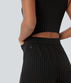 Combinaison tailleur rayée à jambes larges, décolleté en V, découpe et poches