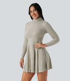 Robe mini évasée col montant à manches longues en maille côtelée