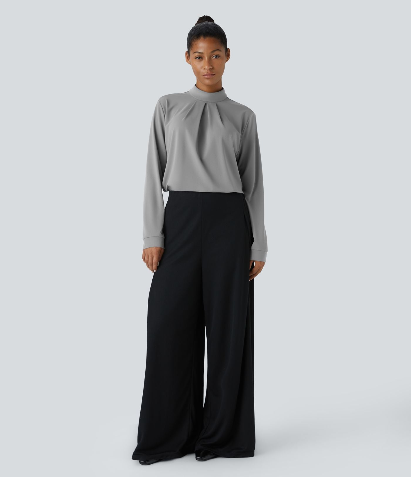 Blouse de travail à col montant, plis, boutons au dos et manches longues