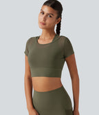 Crop top de running effet frais InstantCool à séchage rapide avec encolure bateau, mesh contrasté, manches courtes, coussinets amovibles et protection solaire UPF50+